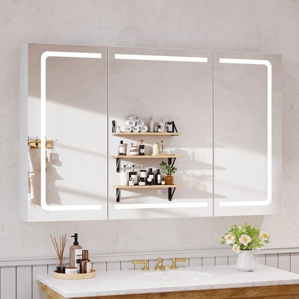 GUNJI Badezimmerspiegelschrank Badezimmerspiegelschrank 3-Türer, LED-3 Farben, Entnebelung (mit geteilten Fächern, Steckdose, Touchschalter & Helligkeitsregelung)