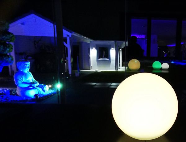 TRANGO LED Kugelleuchte, Farbwechsel, 1er Set SO-002 IP44 LED-Solarleuchte in 25cm Durchmesser Weiß matt mit 3000K warmweiß LED & RGB Farbwechsel LED *SNOWY* Solarkugel Leuchte Leuchtkugel, Außenleuchte, Kugellampe, Gartenleuchte