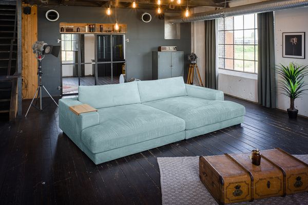 KAWOLA Big Sofa MADELINE mit Holztablett natur für Armlehne Cord hellblau 85 x 170 x 290 cm