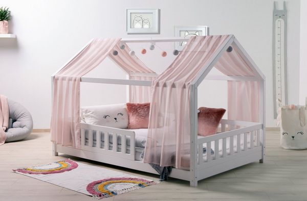 Ticaa Hausbett Kim mit Rausfallschutz aus Kiefer, Kinderbett 90x200, inkl. Tüll-Set, mit Rollrost