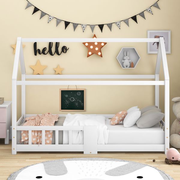 Kinderbett Hausbett 90x200 cm aus Massivholz, vierseitiger Rausfallschutz, Tafel inkl, Weiß