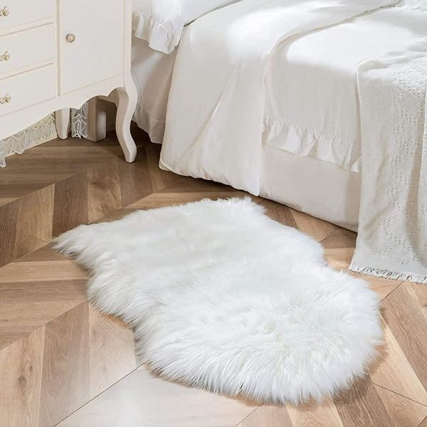 HEQUN Faux Lammfell Schaffell Teppich Kunstfell Dekofell Lammfellimitat Teppich Longhair Fell Nachahmung Wolle Bettvorleger Sofa Matte (60x90 cm, Weiß)