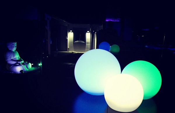 TRANGO LED Gartenleuchte, Farbwechsel, 3er Set SO-202530 IP44 LED-Solarleuchte in 20/25/30cm Durchmesser Weiß matt mit 3000K warmweiß LED & RGB Farbwechsel LED *SNOWY* Solarkugel Leuchte Leuchtkugel, Außenleuchte, Kugellampe, Gartenleuchte