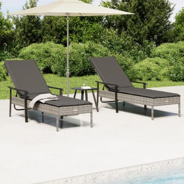 vidaXL Sonnenliegen 2 Stk. mit Tisch und Auflagen Grau Poly Rattan 362808