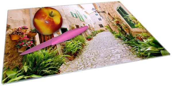 Wallario Schneidebrett Südländische Gasse mit alten Häusern und grüner Oase, ESG-Sicherheitsglas, (inkl. rutschfester Gummifüße 4mm, 1-St), 30x40cm