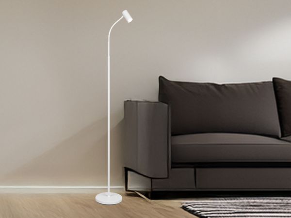 Schmale Stehlampe TARYN Weiß mit flexibel einstellbarem Spot, Höhe 133,5cm