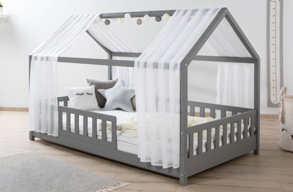 Ticaa Hausbett Kim mit Rausfallschutz aus Kiefer, Kinderbett 100x200, inkl. Tüll-Set, mit Rollrost, mit Matratze