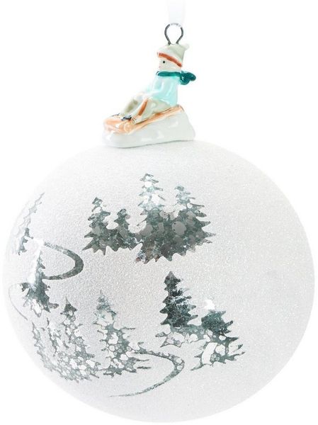 BRUBAKER Weihnachtsbaumkugel Premium Weihnachtskugel - Skipiste mit Ski/Schlitten Porzellan Figur (1 St), Glitzer Kugel mit Schnee Landschaft - 10 cm Glas Baumkugel Handarbeit