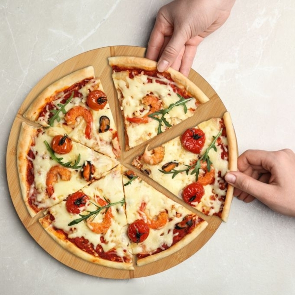 4 x Pizzabrett Bambus mit Backpapier Bild 2