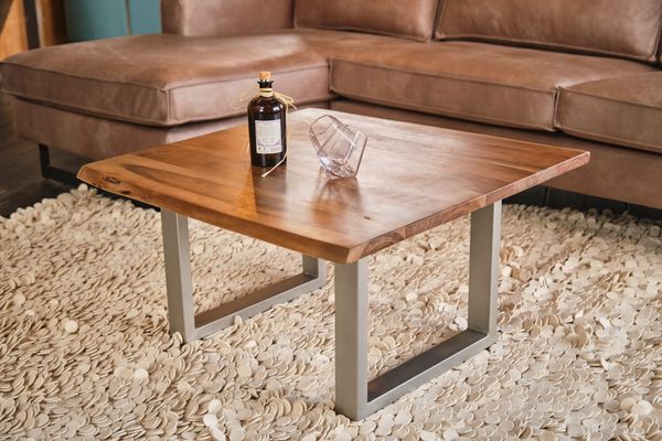KAWOLA Couchtisch LORE massiv mit Baumkante Fuß silber 42 x 80 x 80 cm