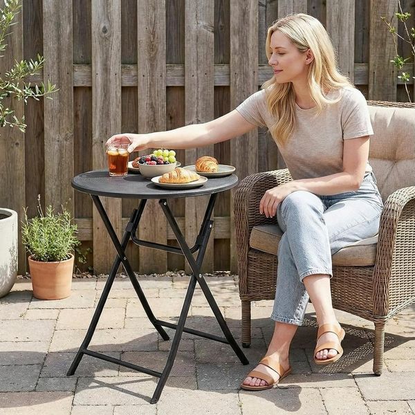 TLGREEN Gartentisch Rund Holz-Optik 60cm (Klappbarer Balkontisch mit Stahlrahmen, Wetterfester Campingtisch, Esstisch für Garten, Picknick, Party), Pflegeleicht, Stabil bis 50kg, Platzsparend