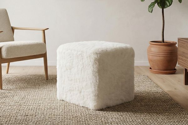 KUHFELL online & NOMAD Hocker Hocker Ottomane Sitzwürfel Pouf echtes Lammfell 40 x 40 x 40 cm kurzwollig, Einzelstück, Naturprodukt, Weich, Schmutzabweisend, Pflegeleicht