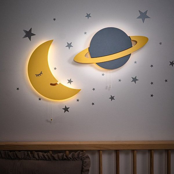 COZYCOLLECTIONS LED Wandleuchte Wandnachtlicht, Blaue Planet + Gelber Mond in Holzoptik, LED, Warmweiß, Montessori: sanftes Licht & eigener Schalter – selbstständig nutzbar
