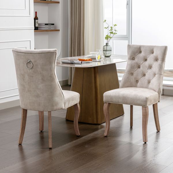 Esszimmerstuhl aus Samt in Hellbeige mit diamantförmigen Knopfdetails mit ergonomischer Rückenlehne und massiven Gummiholzbeinen