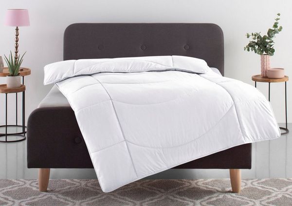OTTO home Microfaserbettdecke Microlux, Bettdecke 135x200 cm und Übergrößen bis 240x220cm, Füllung: Feuchtigkeitsregulierende 3D Klimafaser (Polyester), Bezug: Microfaser-Feinbatist, fest versteppter Bezug - keine Bettwäsche nötig, Sommer, Winter