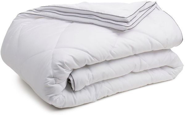 Gözze Microfaserbettdecke Silberkante Bettdecke 135x200 & 155x220 cm, Füllung: Polyester, Bezug: Polyester, NEUHEIT-in einer silbernen Paspel eingefasste, einzigartige Klimaband