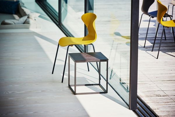 Beistelltisch Flat Quadratisch Stahlrohr pulverbeschichtet schwarz esche wenge