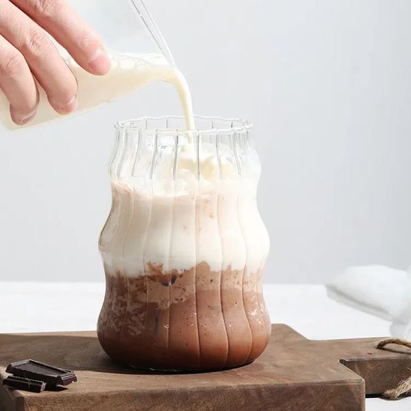 Zoha Glas Stripe Wave Getränkebecher 8er Set Cocktail- 540 ml - Heißgetränke Kaffeeglas, Borosilikatglas, Hitzebeständig Trinkglas Cocktailgläser Eiskaffeegläser Tee Saft