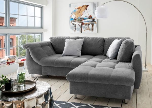 Stylisches Ecksofa Agira von Benformato mit Schlaffunktion, verschiedene Farben, gemütliche Rückenkissen, hochwertige Wellenunterfederung