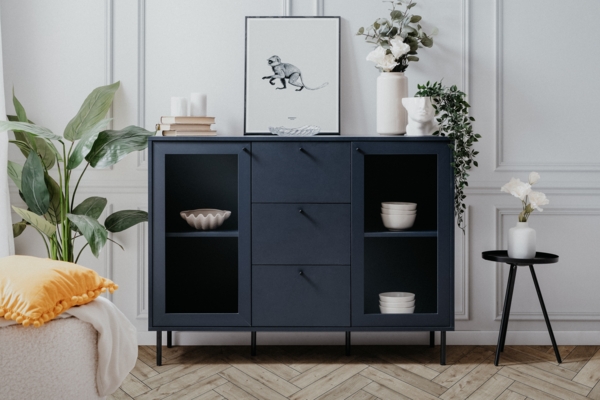 Finori Caracas 01A Kommode, Navy blau | Kommode für Wohnzimmer | Maß: B x H x T ca. 120 x 90 x 40 cm | Kommode mit 2 Glasrahmentüren, 3 Schubkästen und 2 Einlegeböden