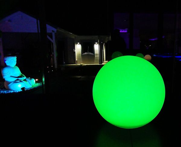 TRANGO LED Kugelleuchte, Farbwechsel, 1er Set SO-003 IP44 LED-Solarleuchte in 30cm Durchmesser Weiß matt mit 3000K warmweiß LED & RGB Farbwechsel LED *SNOWY* Solarkugel Leuchte Leuchtkugel, Außenleuchte, Kugellampe, Gartenleuchte