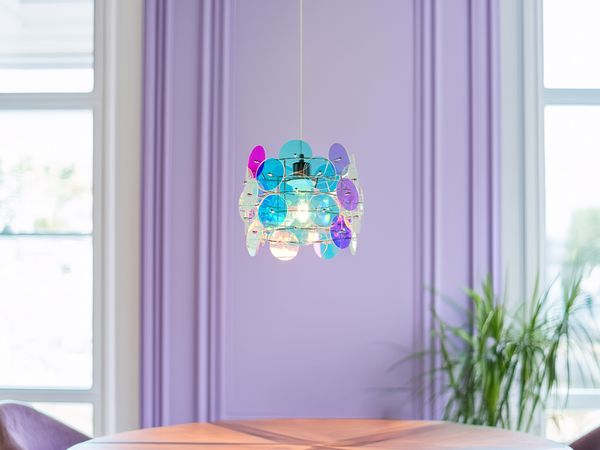 Kleine LED Pendelleuchte aus irisierendem Kunststoff, Ø 25cm