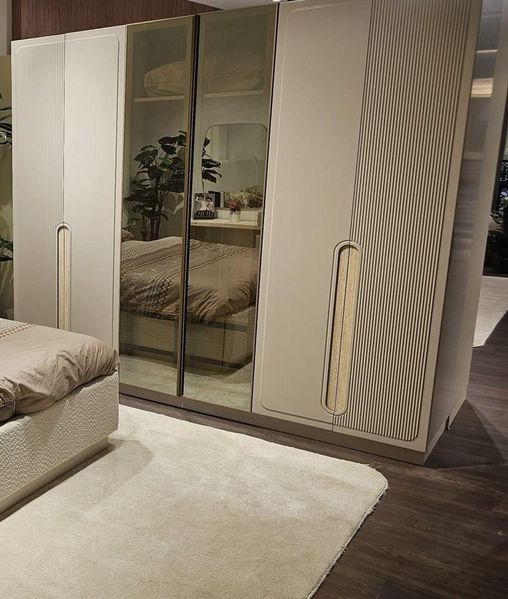 Xlmoebel Kleiderschrank Beiger Garderobenschrank aus Holzwerkstoff mit 6 Türen (1-St) Made in Europa