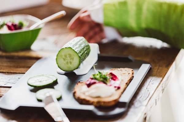 Ornamin Frühstücksbrett ORNAMIN Großes Essbrettchen mit Zubereitungshilfe, Qualitätskunststoff, (Set, 2-St, 1x Essbrettchen I 1x Zubereitungshilfe), Essbrettchen I Esshilfe I Anti-Rutsch I bruchstabil I Made in Germany Bild 3