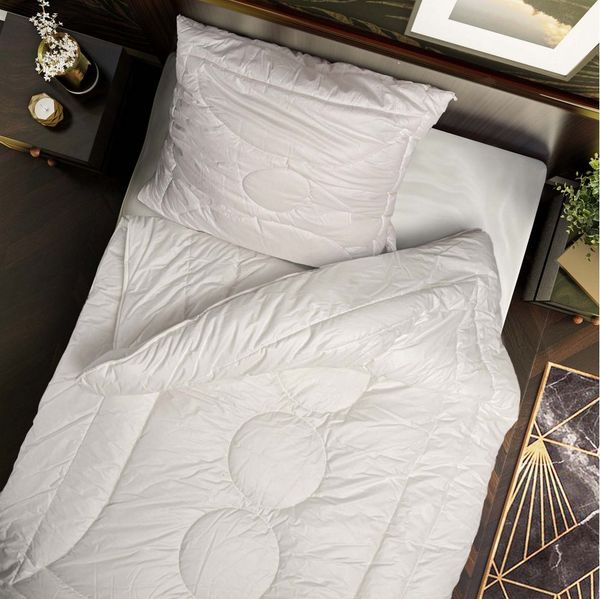 John Cotton Microfaserbettdecke Magicline, Bettdecken 135x200 cm, 155x220 cm für Sommer und Winter, Füllung: Polyester, Bezug: Baumwoll-Feinbatist, 100% Baumwolle, Bettdecke, edles Design, Hergestellt in Deutschland