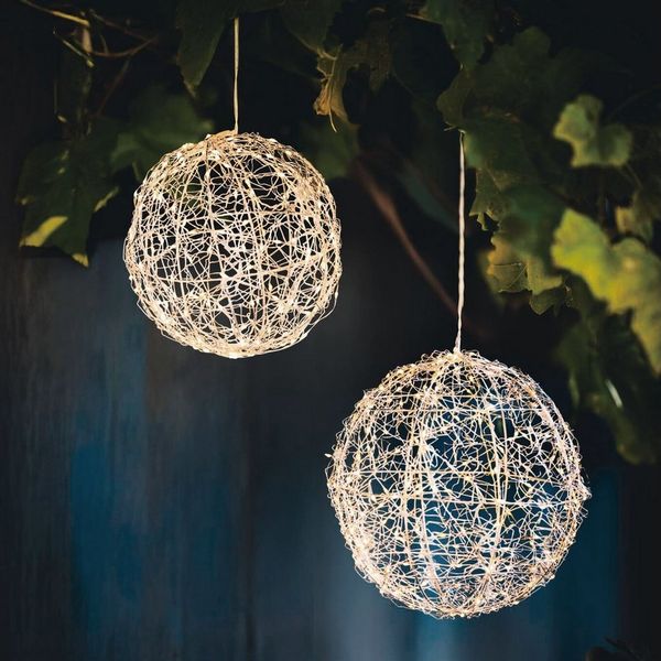 Dekoleidenschaft LED Kugelleuchte "Glow" Kugel aus Metall silber, 200 / 300 LED, 2er Set Leuchtkugel, Timer, LED fest integriert, Dekokugel mit Timer, Ø 20 & 25 cm, Outdoor Weihnachtsdeko, Gartendeko