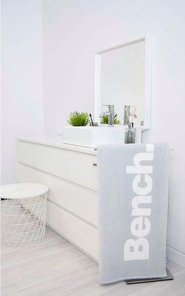 Bench. Strandtuch Bench, Velours (1-St), mit dekorativem "Bench" Schriftzug