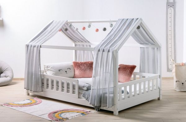 Ticaa Hausbett Kim mit Rausfallschutz aus Kiefer, Kinderbett 90x200, inkl. Tüll-Set, mit Rollrost