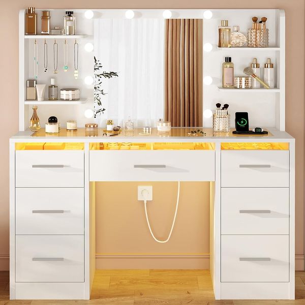 ro?e Schminktisch mit LED-Beleuchtung und Steckdosen, Schminktisch mit Spiegel, 4 offenen Ablagen und 5 Schmuckhaken fr das Schlafzimmer, Wei?7 Schubladen Schminktisch+RGB+Glasplatte 107 x 40 x 140cm