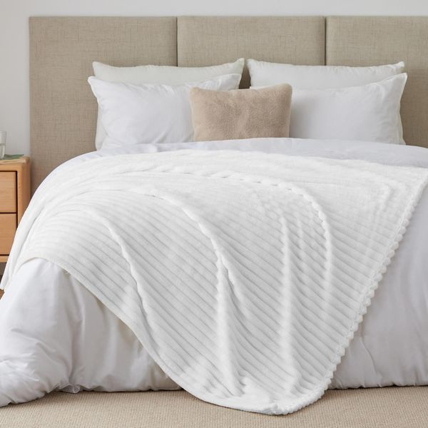BEDELITE Kuscheldecke Flauschig Decke Groß - weiche Flanell Decken reines Weiß 220x240 für Bett, Deko Streifen Cord Fleecedecke als Tagesdecke für Schlafzimmer, XXL Blanket Wide Use