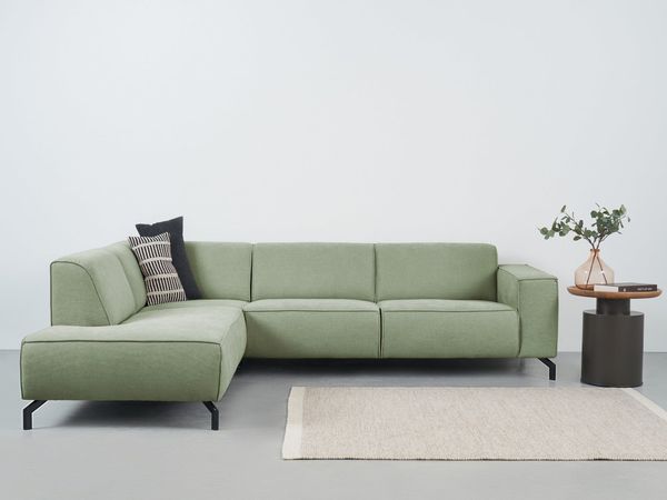 Places of Style Ecksofa Lorcan, Breite 275 cm, weiches Sitzgefühl, mit schwarzen Metallfüßen, Lederoptik und in weichem Strukturstoff