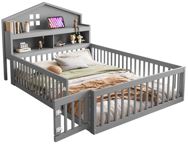 Merax Kinderbett (Massivholzbett mit Zaun und Tür, 235/145/115 cm), Bodenbett Hausbett 140x200cm mit Lattenrost, Stauraum und Kreidetafel
