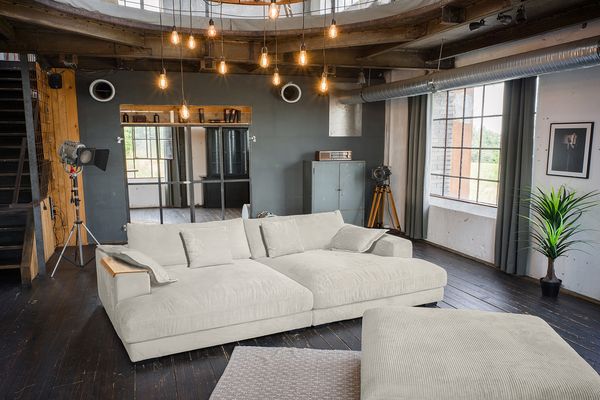 KAWOLA Big Sofa MADELINE Cord cremeweiß mit Hocker / 4 Zierkissen / Armlehntablett natur 85 x 170 x 290 cm