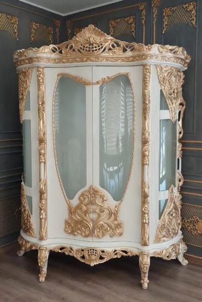 Casa Padrino Luxus Barock Vitrine Weiß / Gold - Prunkvoller Massivholz Vitrinenschrank mit 2 Glastüren - Handgefertigte Barock Möbel