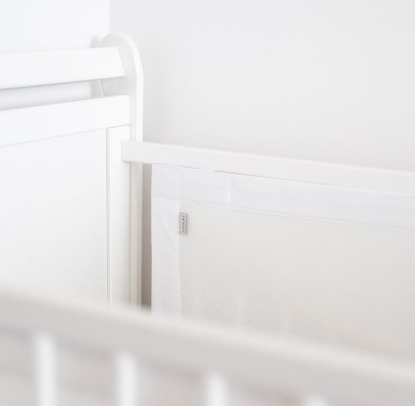 Loolay Bettnestchen WEIß Atmungsaktiv Netzstoff BETTUMRANDUNG für 140 x 70 o 120 x 60 cm, (Klettverschluss, atmungsaktives Netz, 2 TLG. Neugeborene Baby Sprossen Bett Schutz), PREMIUM Geschenk für Eltern eines Neugeborenen!