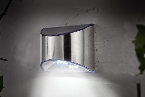 2 x LED Solar Wandleuchte Fassadenleuchte für den Außenbereich in Chrom | 100 x 50 x 80mm (B. x L. x H.) | 5 Lumen | Kaltweiß (6000 K)