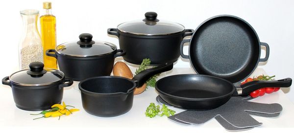 Elo Basic Topf-Set Black, Aluminiumguss (Set, 6-tlg, 3 Töpfe mit Deckel), mit hochwertiger Antihaftversiegelung, Induktion
