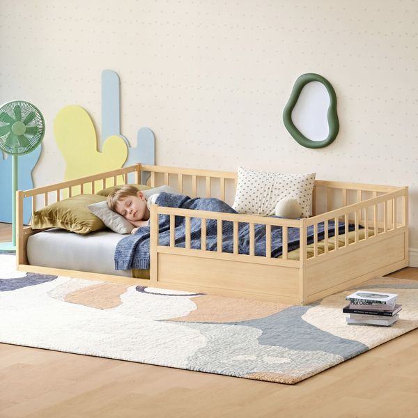 Massivholz Kinderbett Bodenbett 140x200 cm mit Rausfallschutz & Lattenrost, Montessori Bett Gitterbett mit offener Seite, Kiefer Einzelbett in Natur