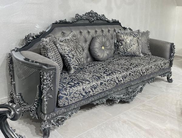 Casa Padrino Luxus Barock Sofa Grau / Silber - Prunkvolles Wohnzimmer Sofa - Barockstil Wohnzimmer Möbel - Luxus Möbel im Barockstil - Barock Einrichtung - Edel & Prunkvoll