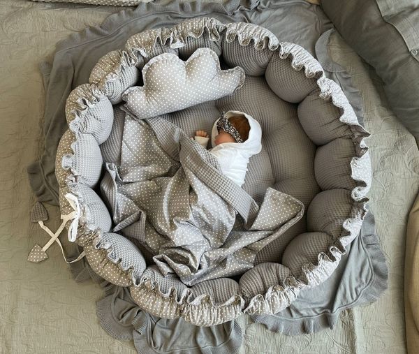 Loolay Bettnestchen Zweiseitig ENGELSNEST XXL Premium WAFFELPIQUE + Decke + Kissen, (XXL Babykokon als Nestchen Ø90cm und als Krabbeldecke Ø155cmals, Kinder Waffel Baumwolle BABYNEST Spielmatte Reisebett Spielunterlage), PREMIUM GESCHENK - 100% Europäi...