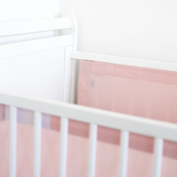 Bettumrandung Babybett 70x140 cm – 2 teiliges 130x30 cm Set – Atmungsaktiver 5 mm Netzstoff – Babybett Umrandung mit starkem Klettverschluss (Rosa/Rosa)