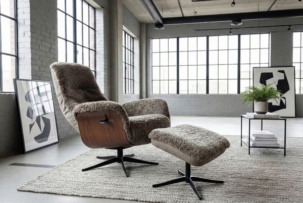 KAWOLA Relaxsessel SILVA Drehsessel Schaffell beige mit Hocker 106 x 86 x 77 cm