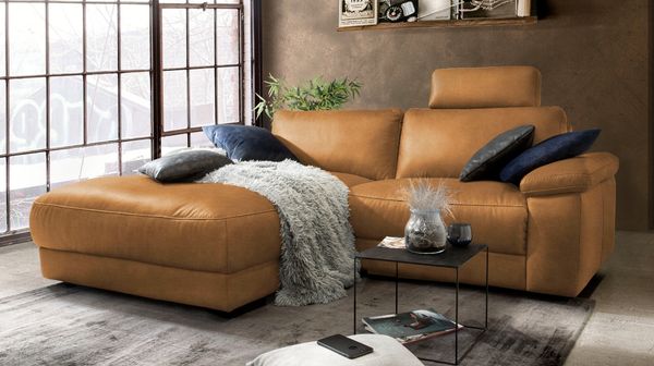 KAWOLA Sofa LOLA Ecksofa Stoff cognac mit motorischer Relaxfunktion Recamiere links 82 x 178 x 233 cm