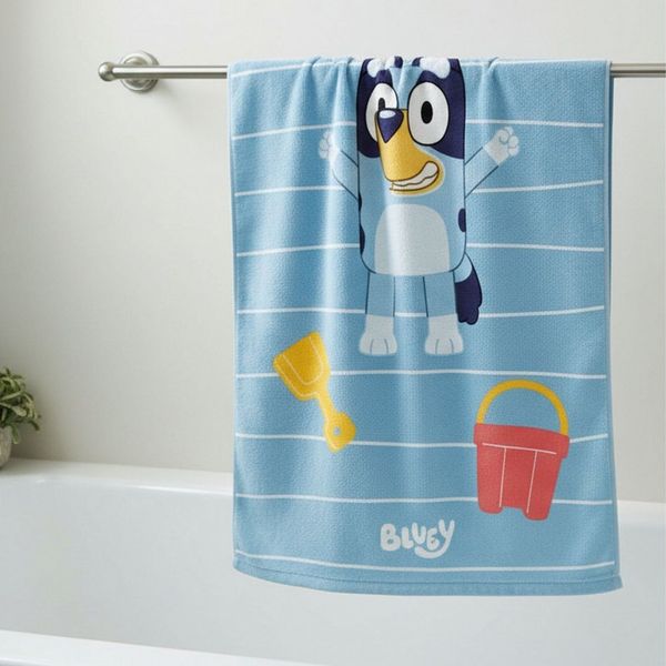 MTOnlinehandel Badetuch Bluey Strandmotiv, Kinder Strandtuch 70x120 cm, 100 % Baumwolle, Fröhliches Bluey Badetuch für Strand und Pool