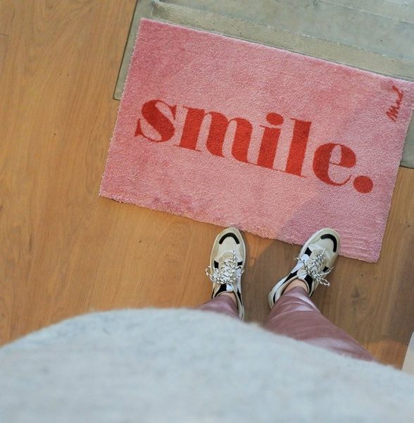 Mad about Mats Fußmatte Perla, Türvorleger, Indoor, Badematte, Pink Rot, Mit Spruch "Smile.", Trendy, weich und flauschig, rutschfest, waschbar, 50 x 75 cm
