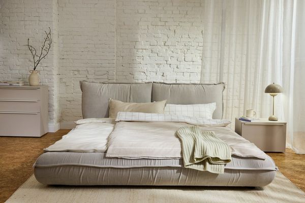 TOM TAILOR HOME Polsterbett PILLOW BED – lässiges Bett mit Kopfteil und Bettrahmen in Kissenform, besonders niedrige Optik – Bettrahmen mit abnehmbarem Bezug